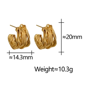 Vue détaillée de boucles d'oreilles dorées en forme de C avec dimensions et poids précis