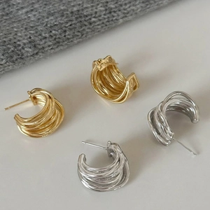 Boucles d'oreilles minimalistes en forme de C, finitions dorées et argentées