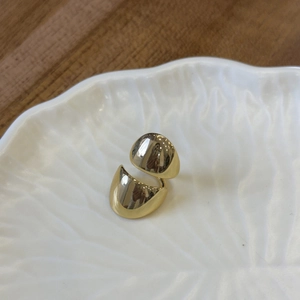 Detailed view of wide irregular golden ring on a ceramic dish with textured leaf pattern