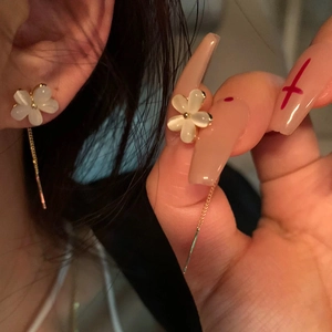 Orecchini eleganti con fiore bianco e lunga nappa a catena dorata per donna