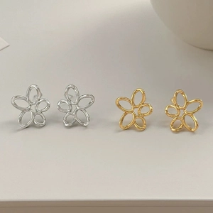 Boucles d'oreilles minimalistes fleurs à cinq pétales creuses en métal doré et argenté poli