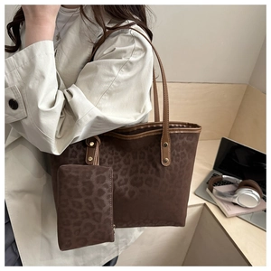 Sac fourre-tout léopard avec pochette assortie, sangles en cuir et rivets dorés