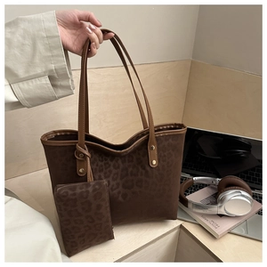 Détail du sac cabas imprimé léopard marron avec petite pochette et finitions dorées chic