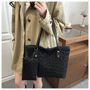Détail de l'ensemble de sacs cabas léopard avec grand sac et pochette suspendue