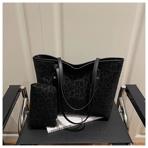 Détails du sac cabas léopard avec pochette assortie et garnitures métalliques dorées