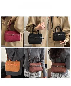 Vue détaillée du sac seau rétro en plusieurs couleurs avec bandoulières réglables
