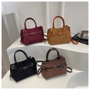 Détails de quatre sacs seaux en daim mat de couleurs bordeaux, jaune, noir et marron