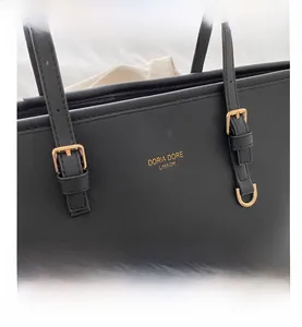 Dettaglio della borsa tote in pelle Saffiano nera con hardware dorato e logo dorato