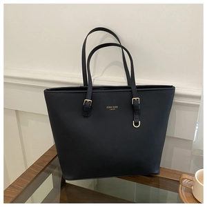 Dettaglio della borsa tote in pelle nera con logo DORIA DORE dorato e fibbie regolabili