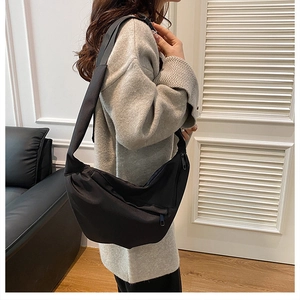 Detail of the large capacity black crescent crossbody bag with adjustable wide strap