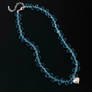Collier en perles de cristal bleu en forme de goutte avec un pendentif cœur poli
