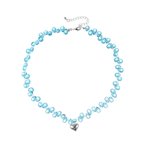 Collier de perles bleu clair avec pendentif cœur argenté sur fond blanc pur