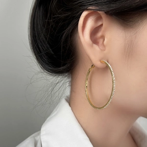 Boucles d'oreilles créoles dorées élégantes pour femme serties de zircons étincelants