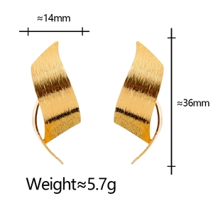 Orecchini a foglia in oro spazzolato, stile metallico minimalista, dimensioni 14 mm per 36 mm