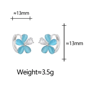 Makro-Detail von blauen Blumenohrsteckern mit Zirkonia und Maßen von etwa 13 mm