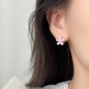 Rosa Katzenaugen-Blumenohrringe mit Zirkonia-Anhänger an einem weiblichen Modell