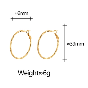Détails des créoles dorées de 39mm avec texture torsadée et mesures du produit