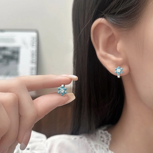 Boucles d'oreilles fleur en argent avec pétales bleus et incrustation de pierre zircon