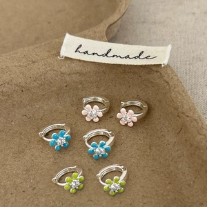Boucles D'oreilles Huggie Fleur Exquises En Cuivre Avec Émail Et Zircon Bijoux D'oreilles Floraux Doux Pour Femmes