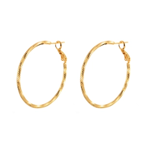 Boucles d'oreilles créoles dorées avec motif géométrique en spirale sur fond blanc