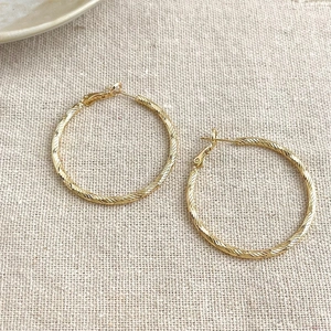 Klassische goldene Creolen mit spiralförmig gedrehter Textur für einen eleganten Look