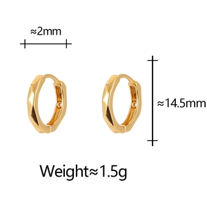 Detail view of gold geometric faceted hoop earrings with size 14.5mm and weight 1.5g