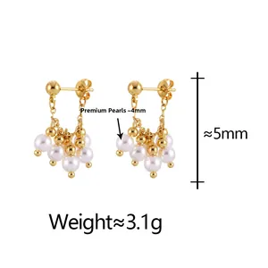 Dettaglio di orecchini a nappa con perle da 4 mm in oro con misure e peso