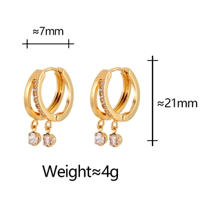 Détails des boucles d'oreilles doubles dorées avec oxydes de zirconium et hauteur de 21mm
