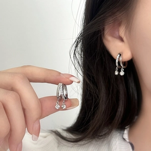 Élégantes boucles d'oreilles doubles cercles argentées avec pampilles en zircon