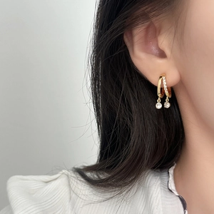 Boucles d'oreilles créoles dorées à double couche avec gouttes en zircone cubique