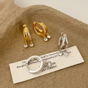 Boucles d'oreilles doubles anneaux or et argent avec breloques en zircone cubique