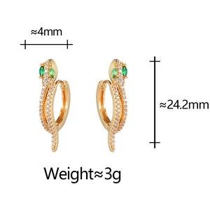 Vue détaillée des boucles d'oreilles serpent avec zircons blancs et yeux en pierre verte