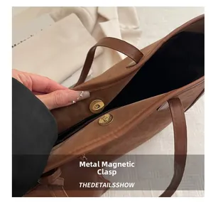 Detailaufnahme des Magnetverschlusses und Innenfutters der braunen Totebag
