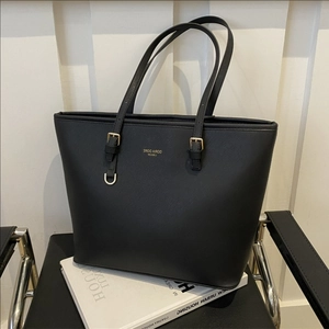 Borsa tote minimalista in pelle Saffiano nera con logo dorato e tracolle regolabili