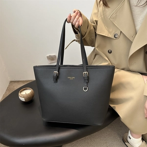 Borsa tote classica in pelle Saffiano nera con finiture dorate ideale per ufficio