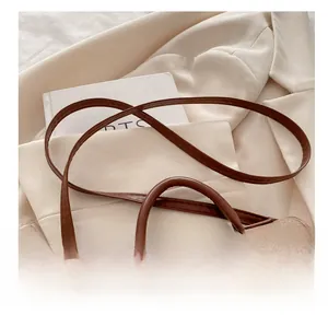 Detail der Leder-Handtasche mit Farblock-Design, schmalem Schultergurt und Rundgriff