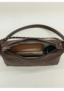 Vue de dessus du sac léopard en daim marron montrant sa capacité de rangement interne