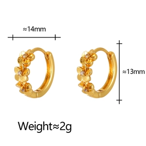 Détail de petites créoles dorées à motifs fleurs et zircons avec dimensions de 14 mm