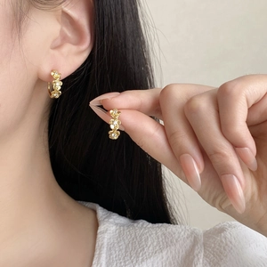 Boucles d'oreilles élégantes en forme de fleurs dorées avec zircons et design chic