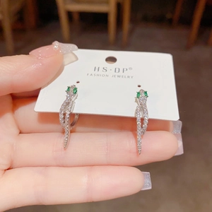 Boucles d'oreilles serpent en argent serties de zircons blancs et d'yeux verts gemmés