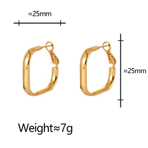 Vue détaillée de boucles d'oreilles carrées dorées en U avec dimensions de 25mm et poids