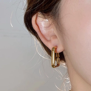 Boucles d'oreilles créoles géométriques carrées dorées pour un look élégant