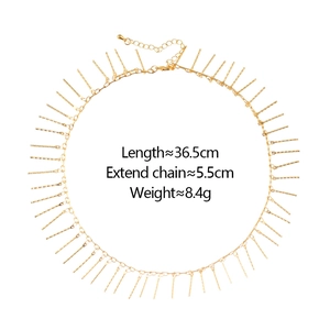 Détail du collier à franges dorées de 36,5 cm de long avec rallonge de 5,5 cm