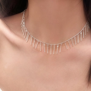Collier ras du cou élégant avec franges argentées et délicats pendentifs métalliques
