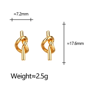 Detailed size parameters of gold knot stud earrings showing height and width dimensions