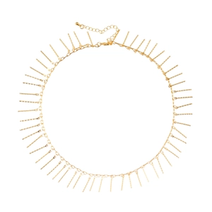 Collier ras du cou doré élégant avec franges métalliques et chaîne réglable sur fond blanc