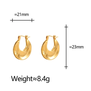 Detailansicht der klobigen Goldohrringe mit den Maßen 21 mm Breite und 23 mm Höhe