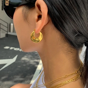 Minimalistische dicke goldene Creolen für Damen im luxuriösen französischen Retro-Stil