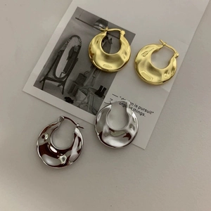 Französische Vintage-Creolen in Gold und Silber mit gehämmerter Wellenstruktur