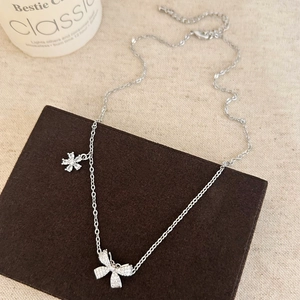 Détail du collier avec pendentif nœud en argent et oxydes de zirconium sur velours